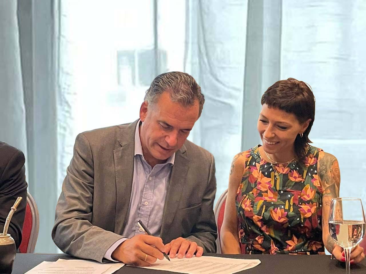 Reunida con su par Yamandú Orsi, la Intendenta de Quilmes firmó un memorando de entendimiento