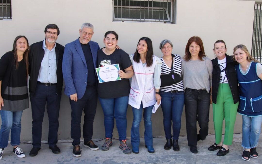 Ferraresi entregó becas y computadoras en el Centro de Formación Integral 1