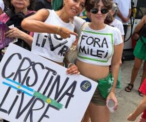 “Mientras Cristina está presa, Milei destruye la Argentina”, afirmó Mayra en la marcha del 8M en Brasil