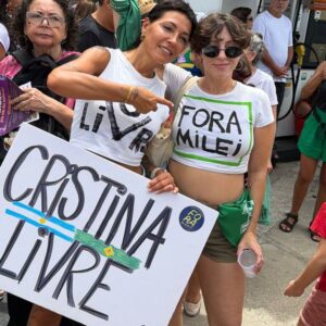 “Mientras Cristina está presa, Milei destruye la Argentina”, afirmó Mayra en la marcha del 8M en Brasil